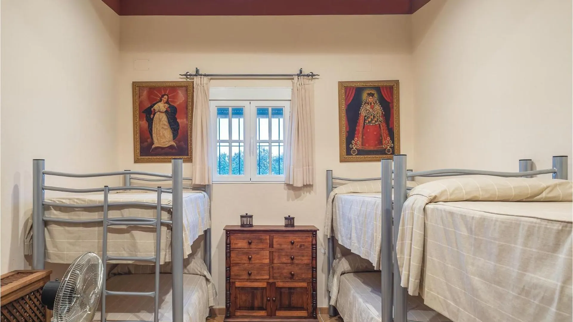 4 Bedroom Beautiful Home In El Garrobo Holiday home