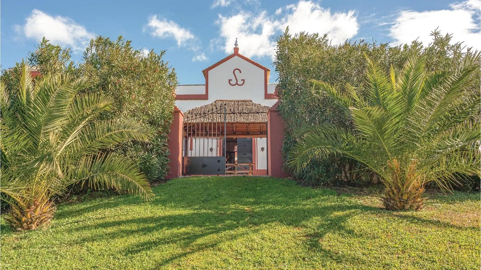 4 Bedroom Beautiful Home In El Garrobo Holiday home